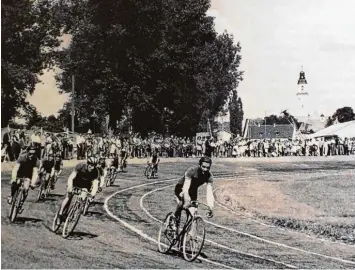  ?? Fotos: Sportclub ?? Radrennen im alten Stadion während der Sport und Heimwoche 1951. Die Zuschauer standen dicht an dicht und feuerten die hei mischen Fahrer an.