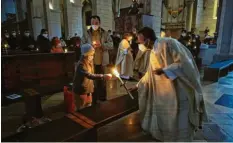  ?? Foto: Annette Zoepf, pba ?? In der Osternacht wurde im Hohen Dom das Osterlicht verteilt.