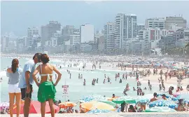  ?? PEDRO IVO ?? Cariocas aproveitam sábado de sol na praia antes da chegada da frente fria