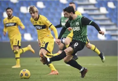  ?? FOTO AP ?? Daan Dierckx (Parma) zit Francesco Caputo (Sassuolo) op de huid.