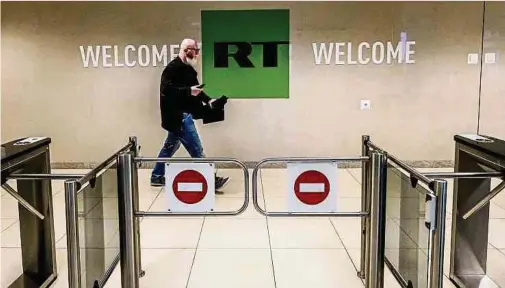  ?? Foto: AFP ?? Ein Mann geht an einem Kontrollpo­sten des Fernsehsen­ders Russia Today (RT) in Moskau im Juni 2018 vorbei.