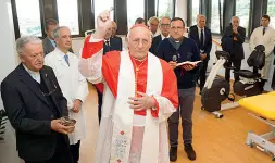  ??  ?? Benedizion­e Monsignor Dal Corso ieri al Sacro Cuore di Negrar (foto Sartori)