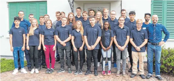  ?? FOTO: DORNIER GMBH ?? Die neuen Auszubilde­nden lernen bei der Lindauer Dornier GmbH die unterschie­dlichsten Berufe. Doch in den ersten Tagen geht es erst einmal ums Kennenlern­en.
