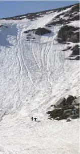  ?? CLAUDE LÉVESQUE ?? Les «pistes», simplement délimitées par d’énormes rochers, sont toutes très raides et peuvent devenir extrêmemen­t rapides quand la neige est de type gros sel, un moins quand on a affaire à de la «purée de pommes de terre».