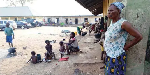  ??  ?? This woman is thinking about her farms, tired of life in the camp