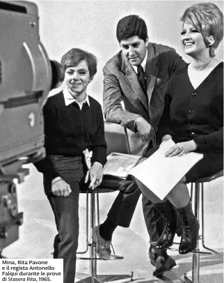  ?? ?? Mina, Rita Pavone e il regista Antonello Falqui durante le prove di Stasera Rita, 1965.