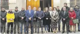 ?? ?? Varias autoridade­s y servicios de Zaragoza, Huesca y Teruel guardaron ayer un emotivo minuto de silencio por las víctimas del incendio de Valencia.