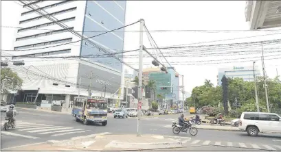  ??  ?? El giro a la izquierda en Mcal. López y San Martín es utilizado por cientos de automovili­stas.