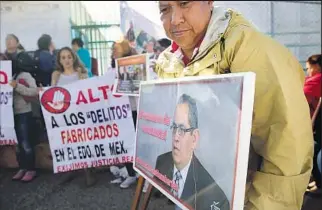  ??  ?? SUPPORTERS of Perez gather outside Chiconautl­a prison calling for his release. “This is a hard place to do time,” Perez said in prison, where some fellow inmates protect him from attacks.