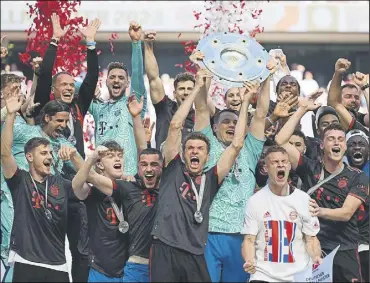  ?? Foto: getty images ?? Manuel Neuer y Thomas Müller, levantando la 11ª Bundesliga seguida ganada por el Bayern