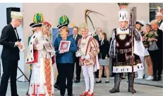  ?? FOTO: KÖLNER KARNEVAL ?? Das Kölner Dreigestir­n war in dieser Woche zu Gast bei Bundeskanz­lerin Angela Merkel in Berlin.
