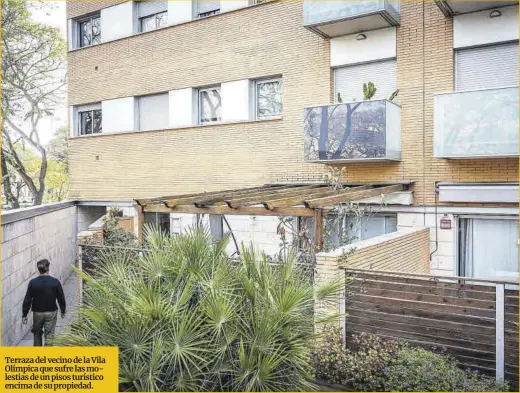  ?? Manu Mitru ?? Terraza del vecino de la Vila Olímpica que sufre las molestias de un pisos turístico encima de su propiedad.