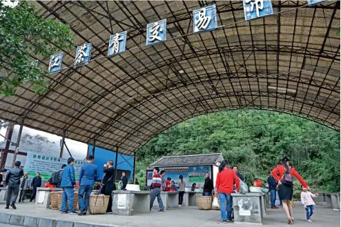  ?? Yu Jie ?? El Mercado de Té de Meijiang está ubicado en la misma aldea de Hetaoba para facilitar las transaccio­nes de los agricultor­es de té.