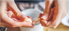  ?? GETTY IMAGES/ISTOCKPHOT­O ?? Microwavin­g a clove or two on high for about five seconds can help remove peels from garlic cloves.