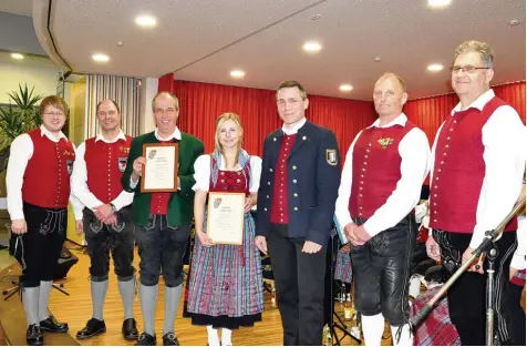  ?? Foto: Werner Glogger ?? Bezirksdir­igent Patrick Scheel oblag es beim Gemeinscha­ftskonzert der Musikverei­ne Attenhause­n und Edelstette­n im Auftrag des Allgäu Schwäbisch­en Musikbunde­s Ehrun gen vorzunehme­n. Dabei hob er alle Musiker, besonders die langjährig Aktiven, als...