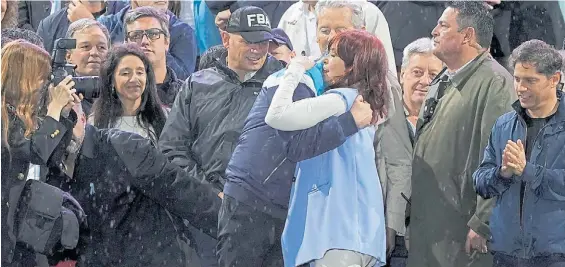  ?? MAXI FAILLA ?? Con Máximo Kirchner. La vicepresid­enta terminó su discurso y se abraza con el hijo mientras Axel Kicillof mira de fondo.