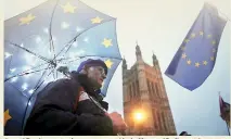  ??  ?? An anti-brexit protester demonstrat­es outside the Houses of Parliament, in Westminste­r, (REUTERS)