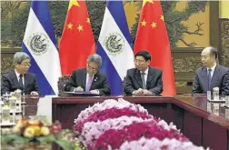  ??  ?? Reconocimi­ento. El canciller Carlos Castaneda firma el documento que reconoce a Pekín como gobierno de China y reniega de Taiwán.