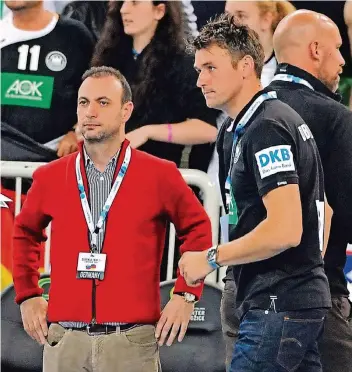  ??  ?? Halten zusammen: DHB-Vize Bob Hanning (links) verteidigt die Kaderplanu­ng von Trainer Christian Prokop.