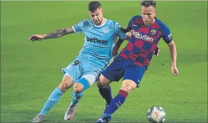  ?? FOTO: GETTY ?? Arthur defiende el balón ante el Leganés Ha sido su único partido como titular en este regreso. Entró de suplente en Mallorca y Sevilla