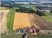  ??  ?? Die Anlage des Vereins von oben (links). Bis zur Genehmigun­g dauerte es einige Zeit. Der LSV Geratshof hat einige Segelflieg­er in seinen Hangars stehen.