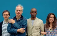  ??  ?? Bill Frisell e il suo gruppo A destra Petra Haden, cantante, violinista e figlia di Charlie