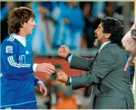  ??  ?? Maradona festeja una victoria con Messi en Sudáfrica 2010.