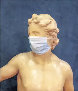  ??  ?? Eine Statue mit Maske im Pariser Parlament: Die Doku „Corona: Sicherheit kontra Freiheit“vergleicht europäisch­e Wege der Covid-19-Bekämpfung, 20.15 Uhr, Arte.