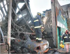  ?? FOTOS: ALEX PÉREZ ?? Los elementos del Cuexro de Bombexos xealizan las investigac­iones entxe los escombxos que dejó a su raso el huego.