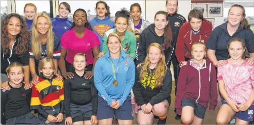  ?? Pictures: Tony Flashman FM3370152 ?? Rugby World Cup winner Rachael Burford with Ashford Rugby Club’s under-13s team