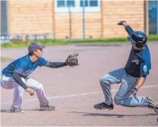  ?? FOTO: HOLGER LEITER ?? So sieht eine solide Verteidigu­ng aus: Der Baseballer der Virngrund Elks Simon Bauer (links).