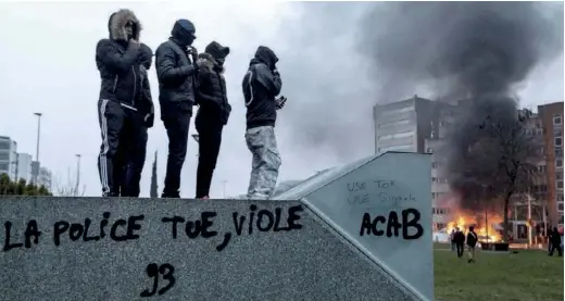  ??  ?? Devant le palais de justice de Bobigny, le 11 février. Une situation sous haute tension après le viol présumé de Théo.