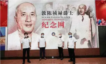  ??  ?? Gone but not forgotten:
Dr Wee (second from right) and MCA top leaders – (from left) secretary-general Datuk Chong Sin Woon, Lim and deputy president Datuk Dr Mah Hang Soon – presenting the ‘Tun Sir Tan Cheng Lock Memorial Website’ at Wisma MCA in Kuala Lumpur.