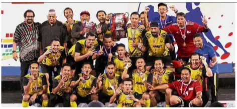  ?? — SHAARI CHEMAT/ The Star ?? Joyful day: Perak team celebratin­g after beating Terengganu in the Razak Cup final at the National Hockey Stadium yesterday.