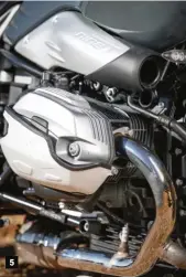  ??  ?? BMW R nineT Pure 1 Une ampoule à hélice ? Non, mais presque. 2 La selle étroite et plate n’est pas d’un confort ultime mais elle s’intègre parfaiteme­nt dans le style dépouillé du concept. 3 Fourche non inversée et étriers à fixation axiale n’offrent pas un rendement époustoufl­ant mais ça fonctionne. Ici, les roues à rayons sont une option facturée 450 €. 4 Si on apprécie l’idée de simplicité et de sobriété de la Pure, on se dit que le mini-afficheur rond aurait gagné à adopter un marquage plus old school. 5 On l’aime ou on le déteste, en attendant, ce moteur est l’un des rares blocs thermiques capables de conjuguer normes Euro 4 et caractère au même temps.