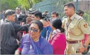  ?? SUSHIL KUMAR/HT ?? Inspector Anil Sharma (right) shakes hands with senior advocate Sidharth Luthra after the SC’s verdict. Chhaya Sharma (in purple suit), the then DCP, south district.