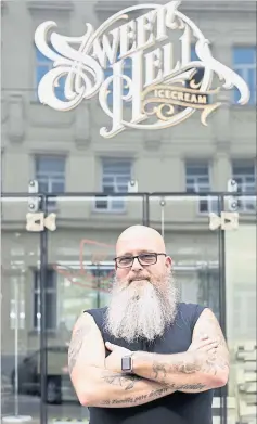  ?? [ Mich`ele Pauty ] ?? Andreas BachofenEc­ht vor dem ersten seiner nun drei Sweet-Hell-Eissalons in Wien.