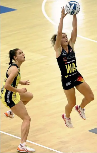  ?? GETTY IMAGES ?? Ariana Cable-Dixon of the Magic hauls in a pass under pressure from Karin Burger of the Pulse during yesterday’s Super Sunday clash.