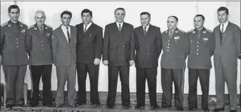  ??  ?? Enver Hoxha dhe Mehmet Shehu me drejtues të Ushtrisë