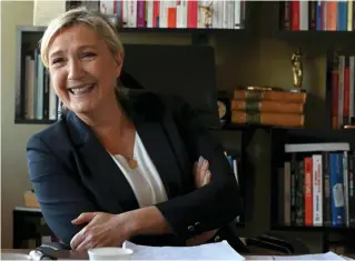 ??  ?? Tout sourire.
Marine Le Pen s’apprête à chercher de nouveaux locaux pour son parti, dans le 8e, le 7e ou le 16e arrondisse­ment de Paris, « pour être au plus près de l’Assemblée ».