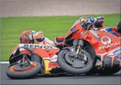  ??  ?? Momento en el que Marc Márquez tira a Martín en la primera vuelta.