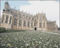  ?? PICTURES: PA WIRE ?? TOUCHING: From top, the Earl and Countess of Wessex and Lady Louise Windsor view flowers outside St George’s Chapel at Windsor Castle; some of the many tributes left by the public.