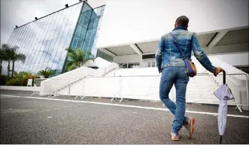  ?? (Photo Clément Tiberghien) ?? Les cinéphiles ou fans de stars peuvent toujours attendre au pied du Palais : la e édition du Festival de Cannes n’aura pas lieu, ni en mai, ni d’ici la fin de l’été comme un temps envisagé…