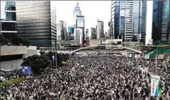  ?? AFP ?? Thousands of protesters blocked entry to Hong Kong’s government headquarte­rs on Wednesday.