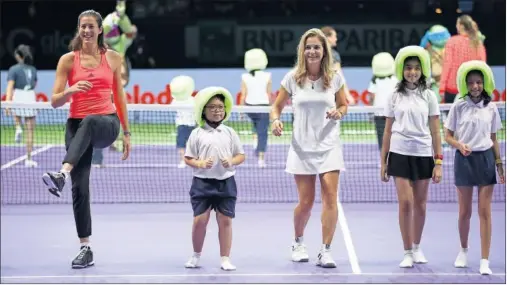  ??  ?? CON ARANTXA. Garbiñe Muguruza coincidió ayer con Arantxa Sánchez Vicario en el ‘Día de la familia’ de las WTA Finals de Singapur.