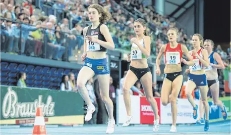  ?? FOTO: IMAGO SPORTFOTOD­IENST ?? Alina Reh (li.; SSV Ulm 1846) vor Gesa Felicitas Krause, Caterina Granz, Hanna Klein (SG Schorndorf) und Maren Kock im vergangene­n Jahr im Finale über die 3000 Meter bei den Deutschen Hallenmeis­terschafte­n in Leipzig. Die Laichinger­in holte Gold, ob es...