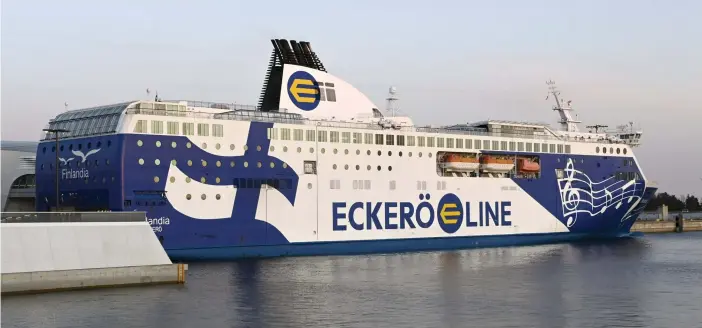  ?? FOTO: HEIKKI SAUKKOMAA/LEHTIKUVA ?? ■ Konkurrens­regler sätter stopp för ett direkt samarbete mellan Rederi Ab Eckerö och Viking Line. Rederierna konkurrera­r på rutten mellan Helsingfor­s och Tallinn.