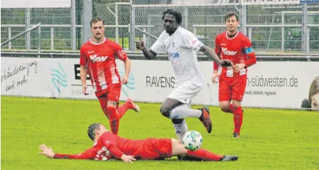  ?? FOTOS: THORSTEN KERN ?? Siebte Liga statt Profifußba­ll – Omar Jatta (Mitte) ist nun bereits zum dritten Mal für den FV Ravensburg am Ball.