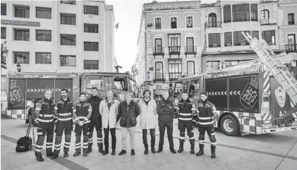  ?? S. GARCÍA ?? Presentaci­ón de los dos nuevos vehículos, ayer, en la plaza de España.