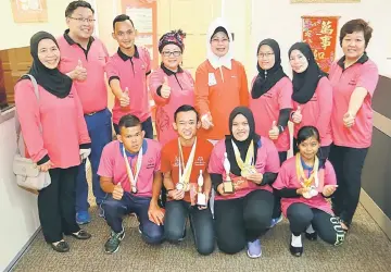  ?? — Photo by Muhd Rais Sanusi ?? Fatimah (standing fourth right), Dayang Mariani (on her right) join others in giving the thumbs up to the Special Olympics state bowling team. Also seen are Kuching bowlers (front row, left to right) Wan Mohd Alizuan, Muhd Zul Adly, Nur Syawani and...